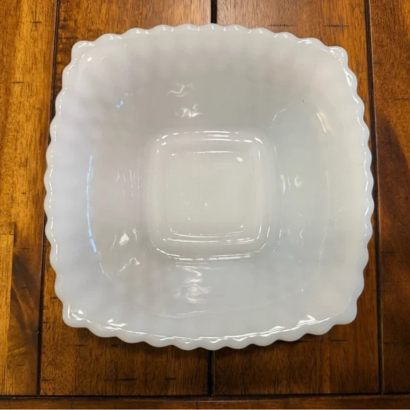 Elegant milk glass dish - Picture 3 of 4